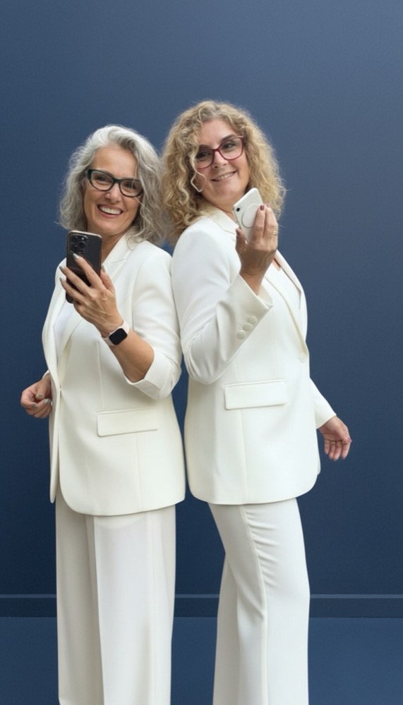 Keles y Reichel, creadoras del Workshop VóRteX, de blanco sobre fondo azul.